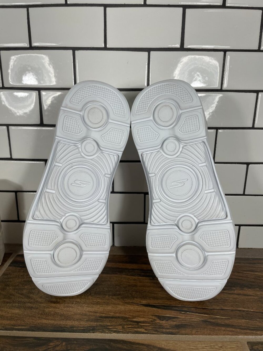 Skechers GO Walk Arch Fit 2.0 Saida Shoes Womens Size 6 White Slip On Sneakers - Picture 7 of 13